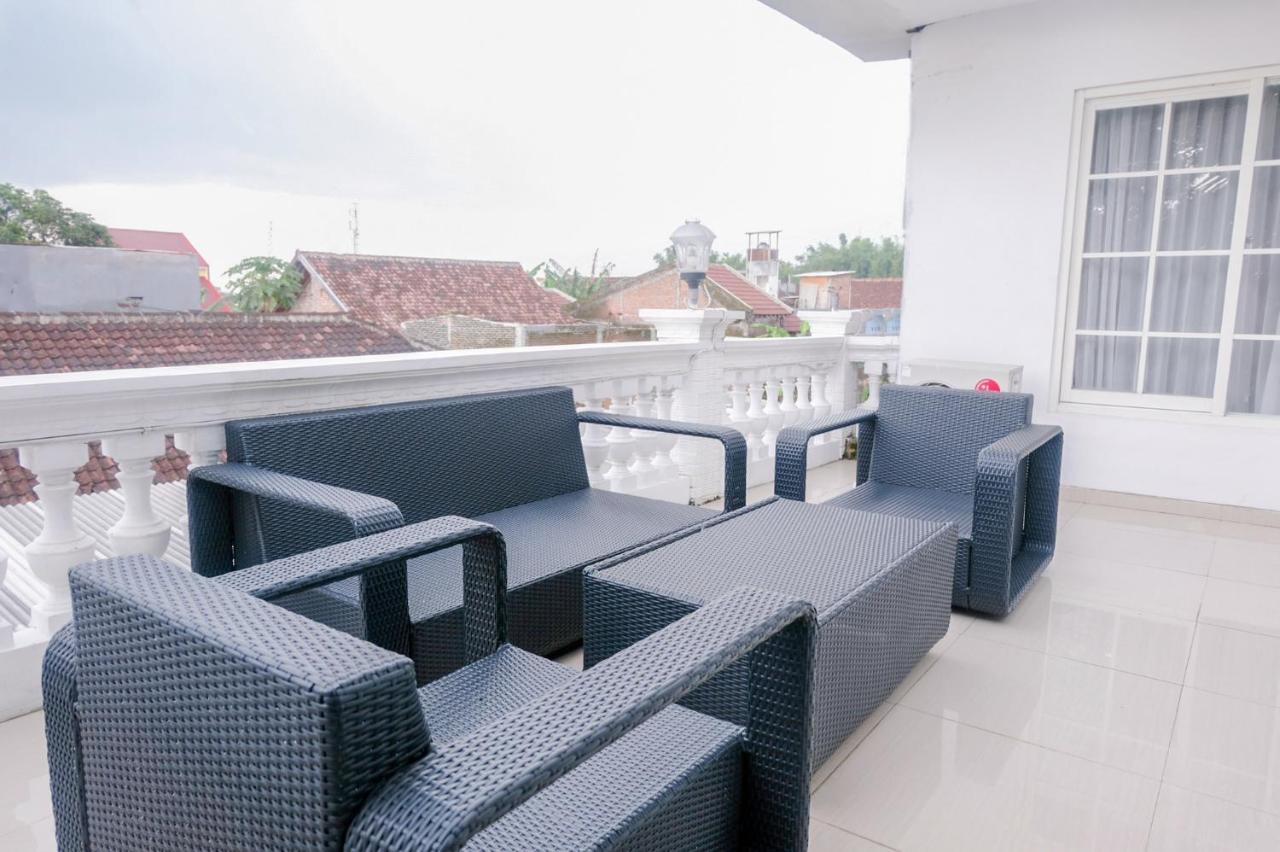 Oyo 696 Hasanah Guest House Syariah De Saphire Malang Dış mekan fotoğraf