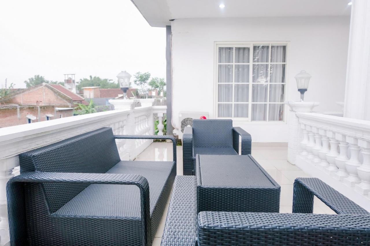 Oyo 696 Hasanah Guest House Syariah De Saphire Malang Dış mekan fotoğraf