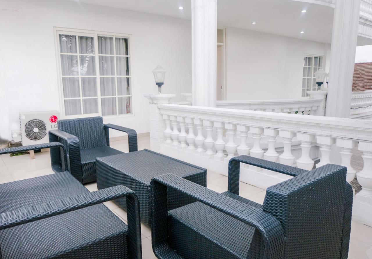 Oyo 696 Hasanah Guest House Syariah De Saphire Malang Dış mekan fotoğraf