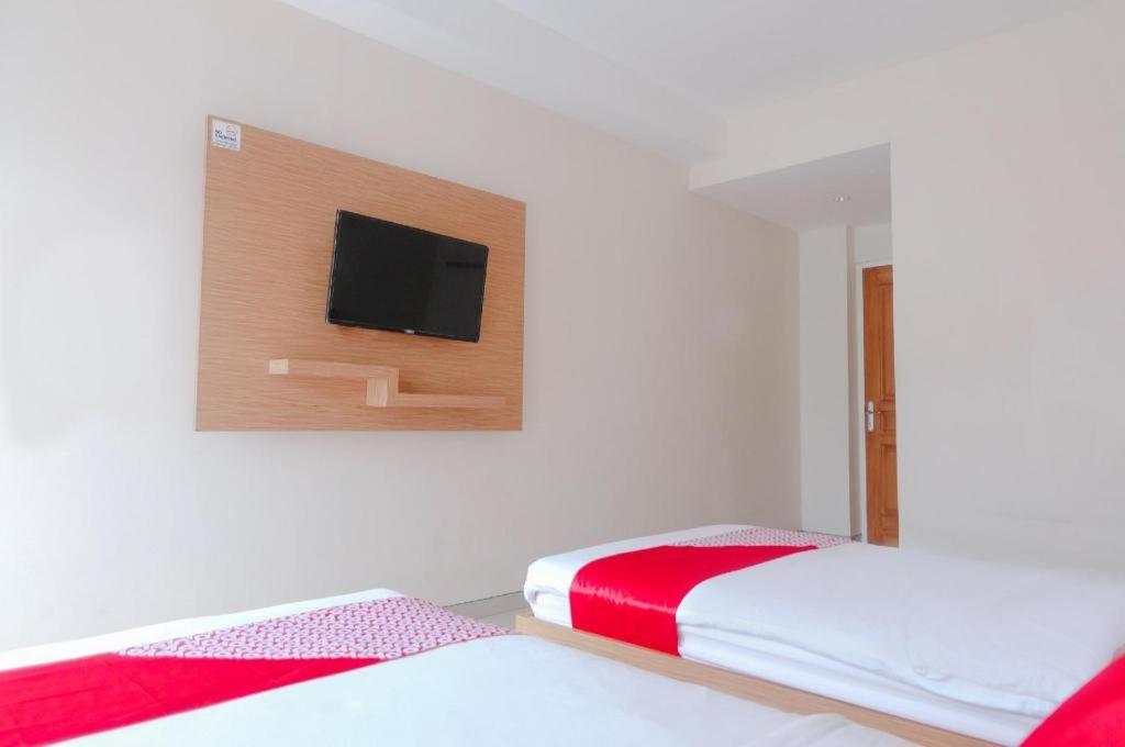 Oyo 696 Hasanah Guest House Syariah De Saphire Malang Dış mekan fotoğraf