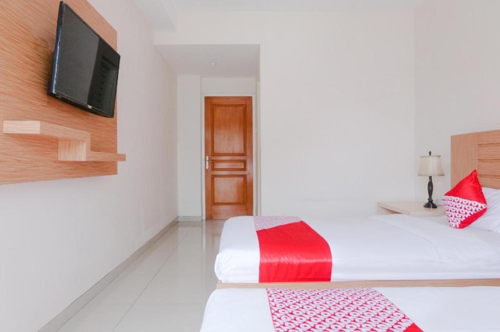 Oyo 696 Hasanah Guest House Syariah De Saphire Malang Dış mekan fotoğraf